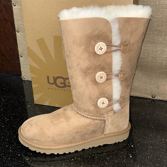 NEW UGG KIDS TALL TRIPLE BAILEY BUTTON BOOT - Picture 2 of 5